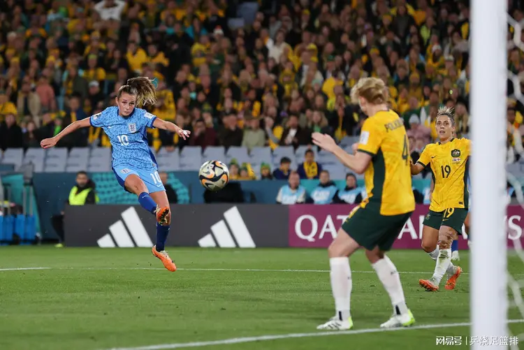 美国女足队与意大利队争夺胜利