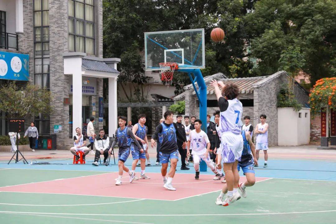 球员热情满满,篮球赛事彰显精彩 球员热情满满,篮球赛事彰显精彩