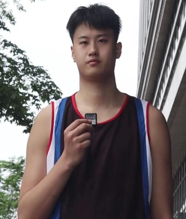 篮球比赛中涌现出一批年轻的新星