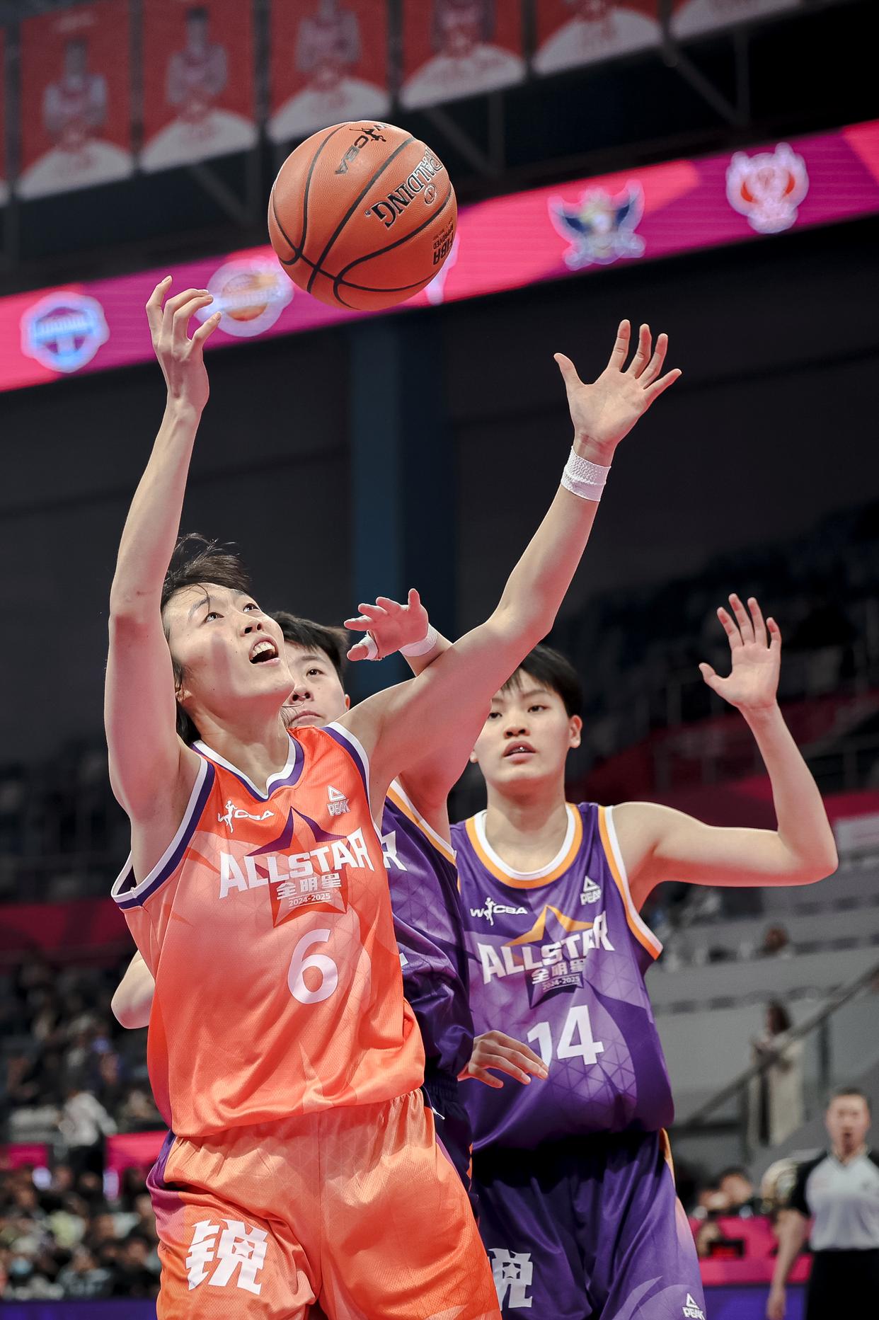 篮球比赛中涌现出一批年轻的新星