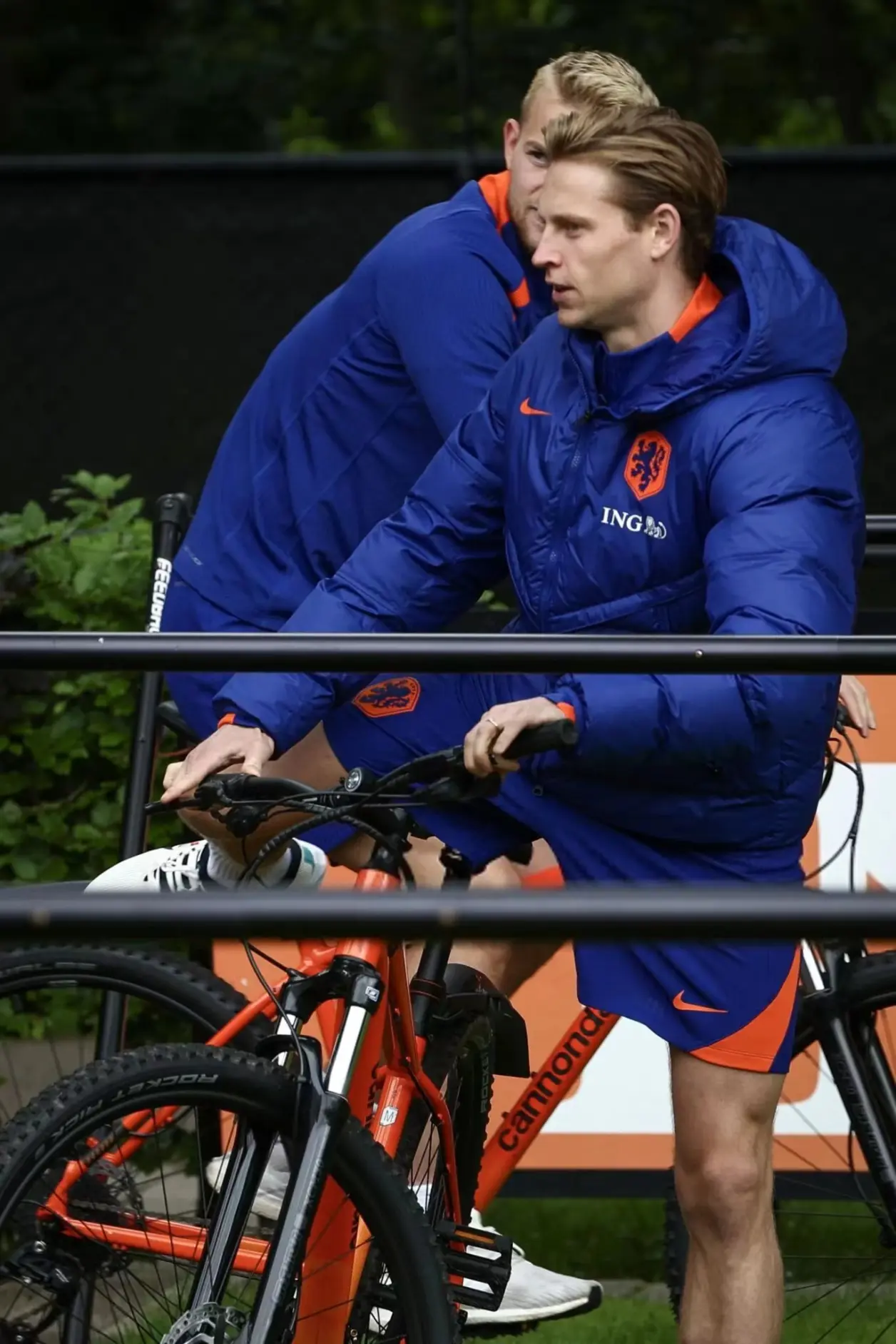 冰岛中场崭露头角，成为比赛亮点