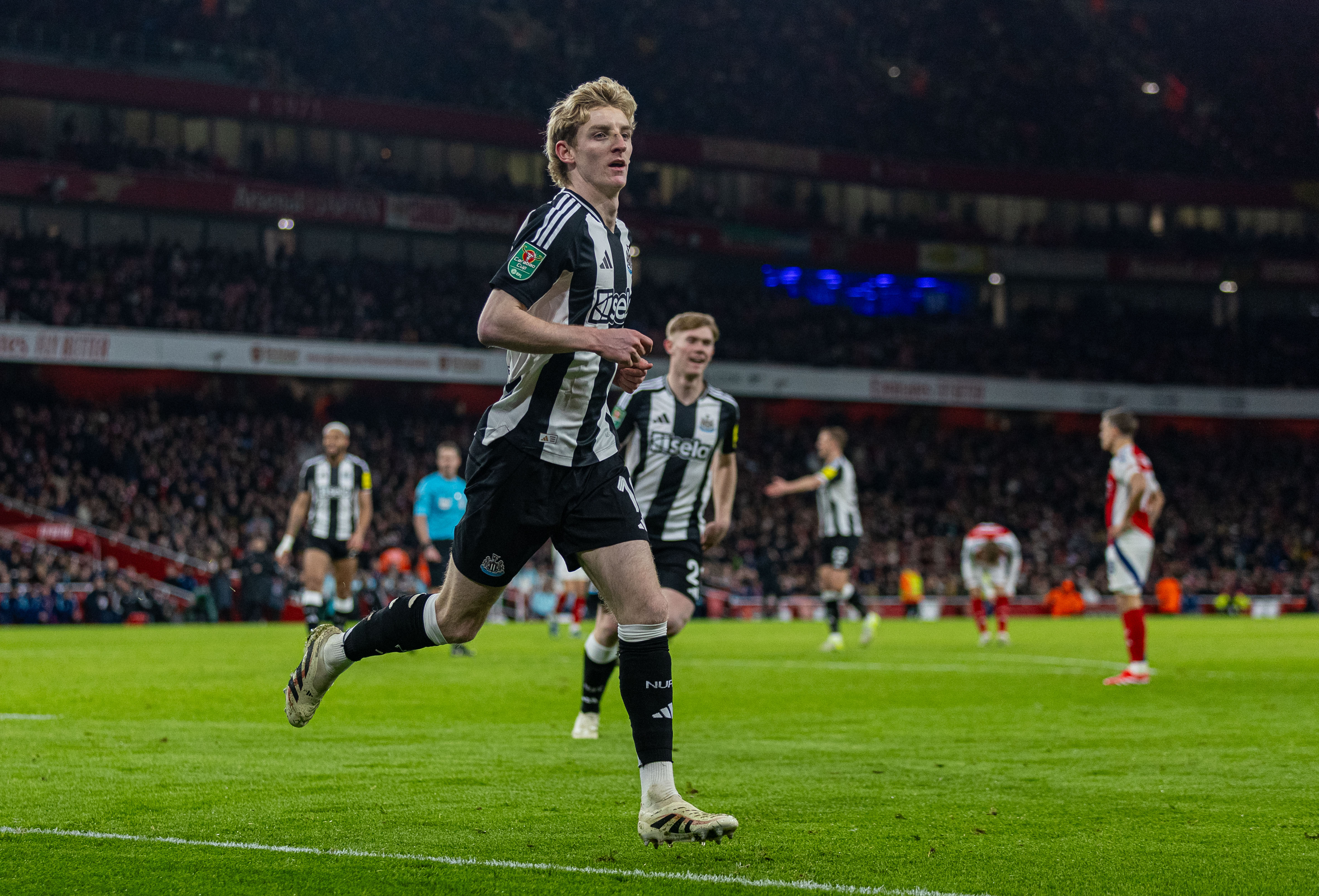 阿森纳主场不敌狼队,战绩再遭打击 阿森纳主场不敌狼队,战绩再遭打击