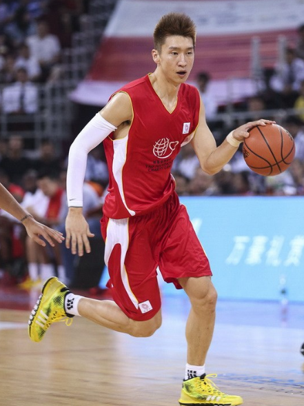 九游体育网页版入口-篮球明星参加慈善比赛，粉丝期待