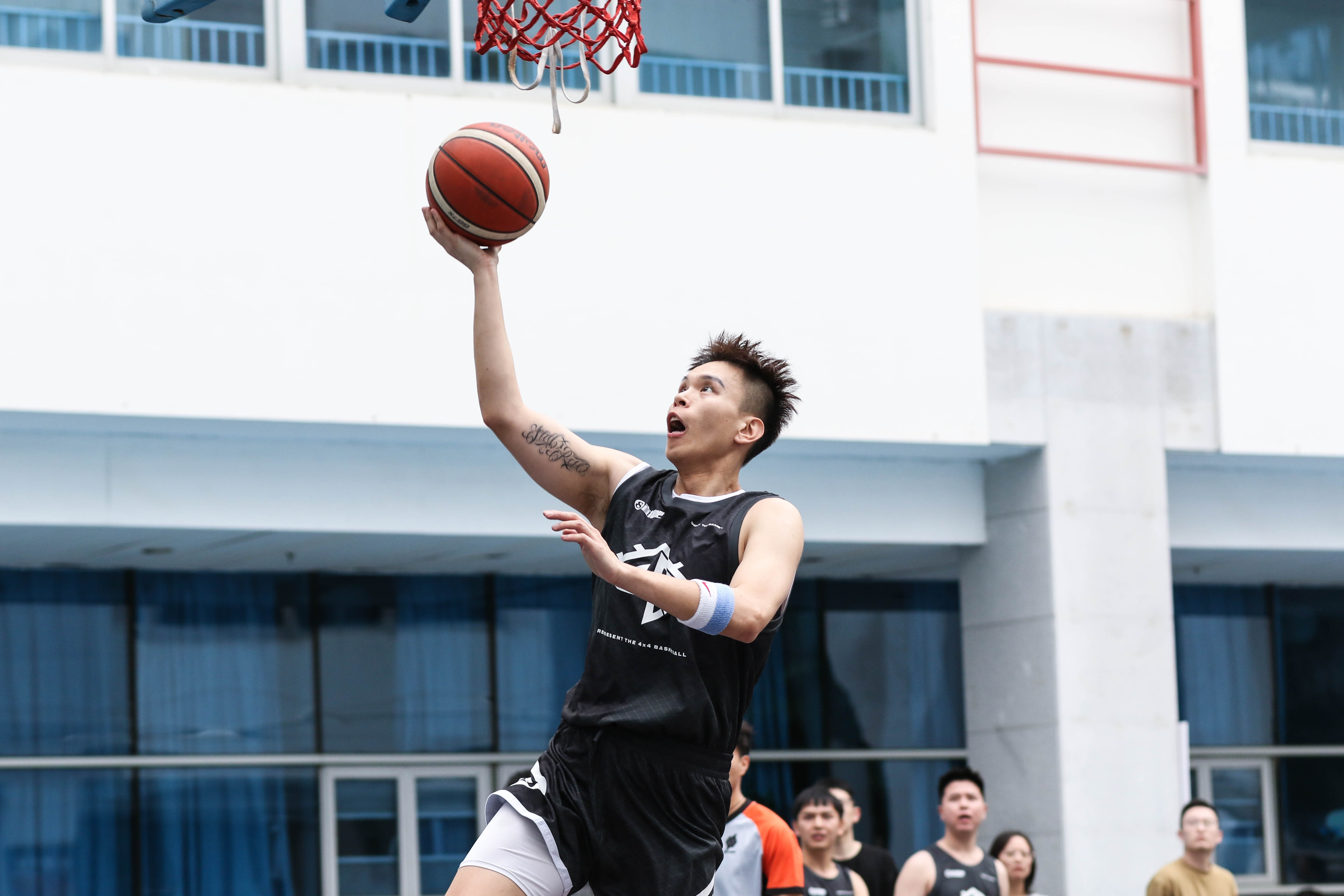 九游体育入口-职业篮球赛事抢眼进行，球员展现神技的简单介绍