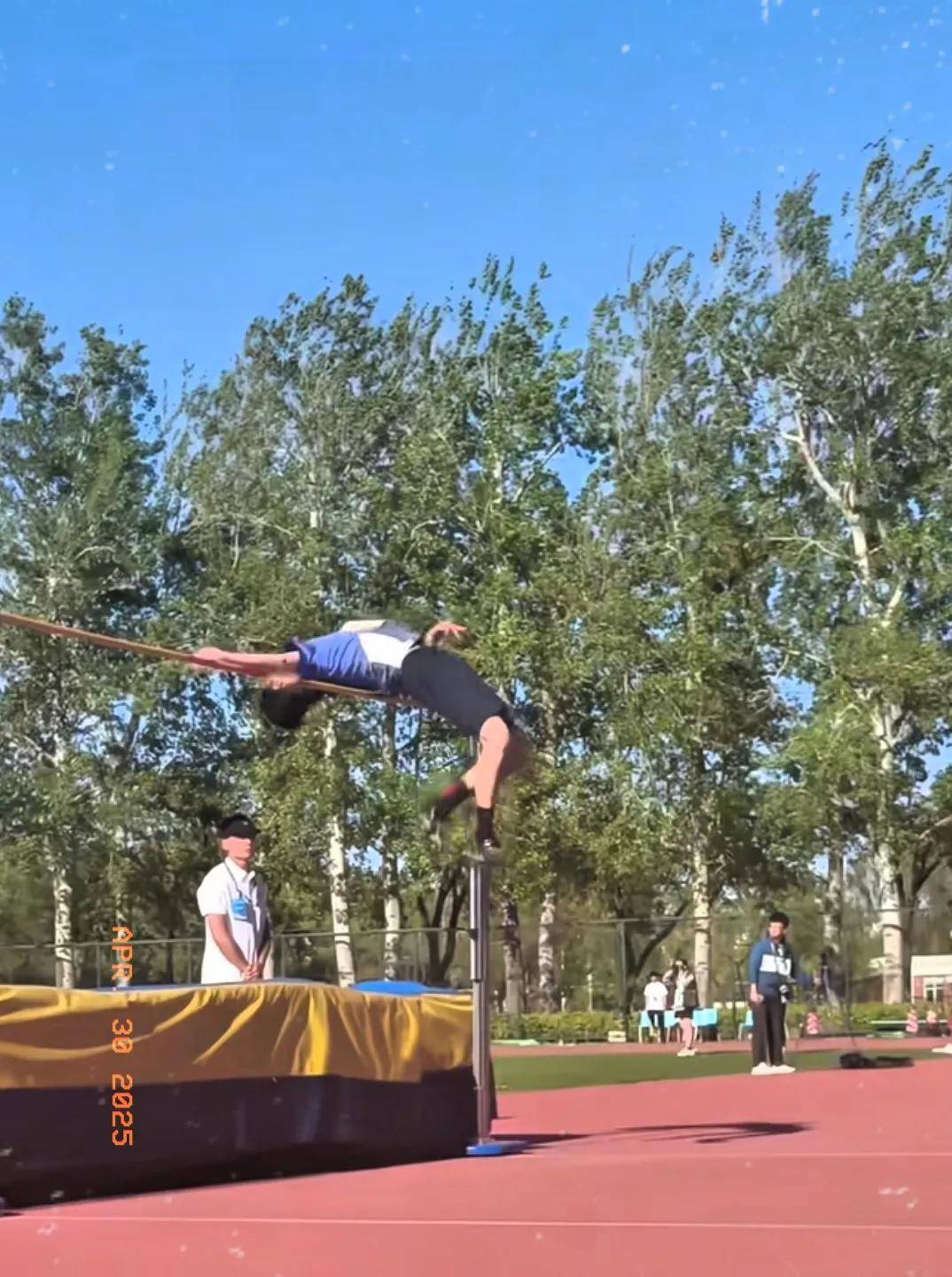 九游体育官网入口-跳高比赛中一位选手实现完美跳跃