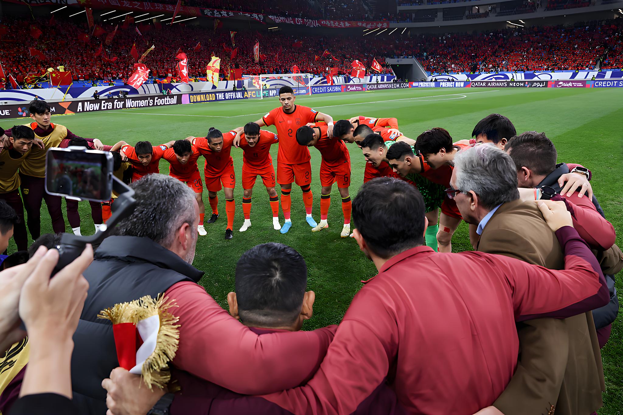 国内足球比赛中发生激动一幕