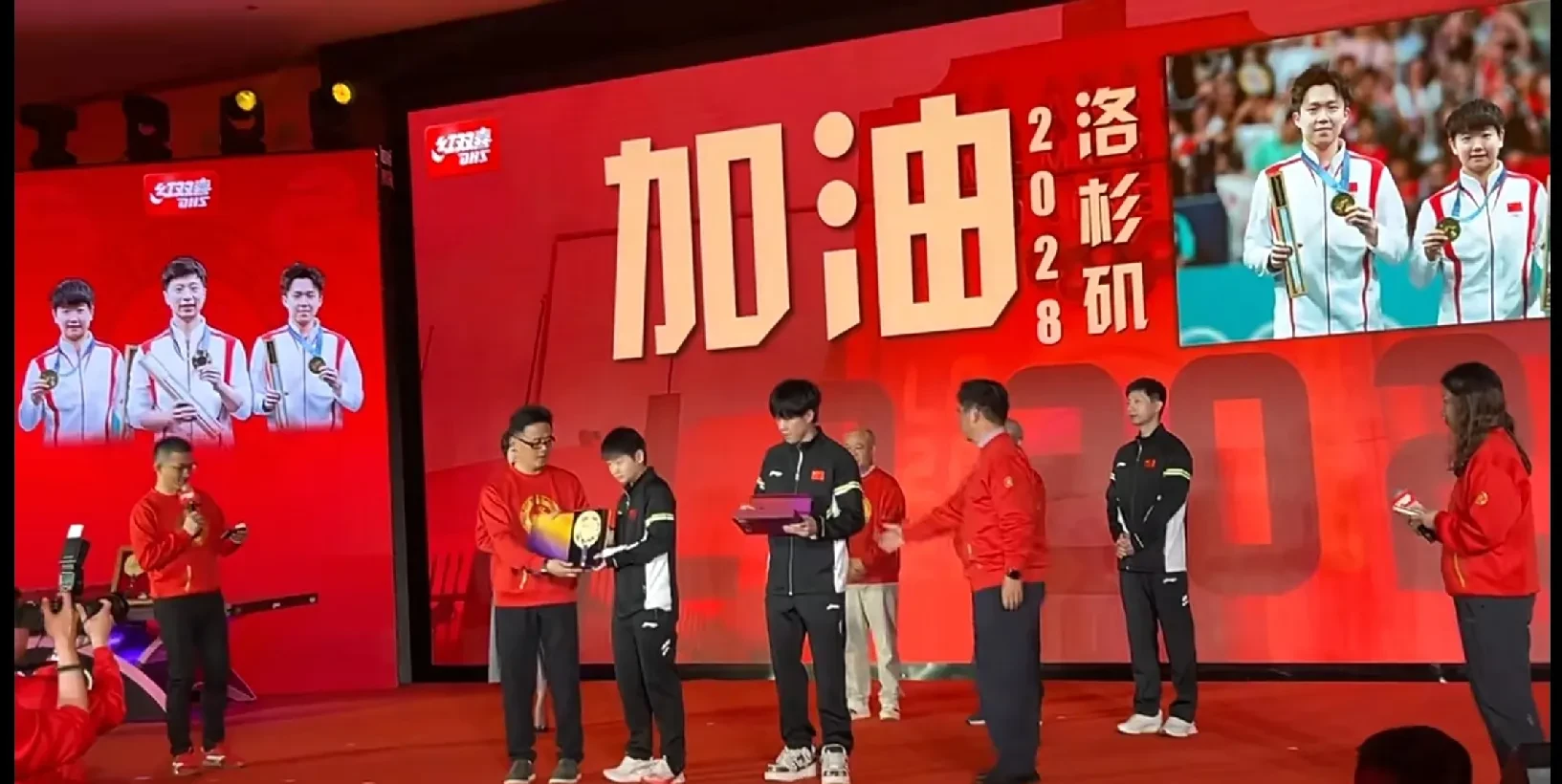 现场观众热情高涨,为选手加油 现场观众热情高涨,为选手加油