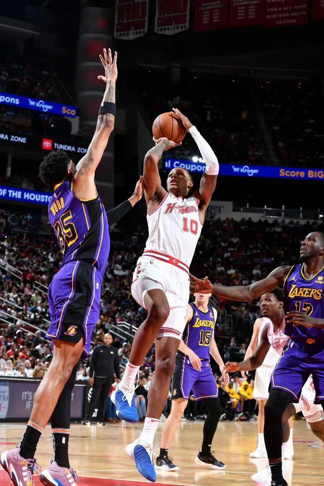 火箭大胜湖人,跻身西部半决赛 火箭大胜湖人,跻身西部半决赛